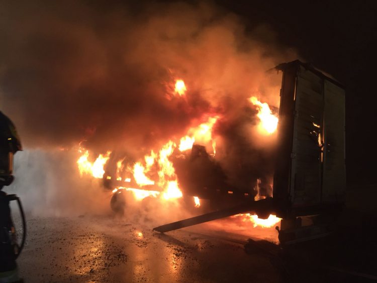 LA LOGGIA – Camion carico di caffè a fuoco durante la notte