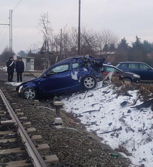 Auto travolta da un treno a Vinovo