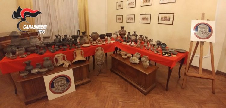 Litigano per l’eredità e i carabinieri scoprono un tesoro archeologico