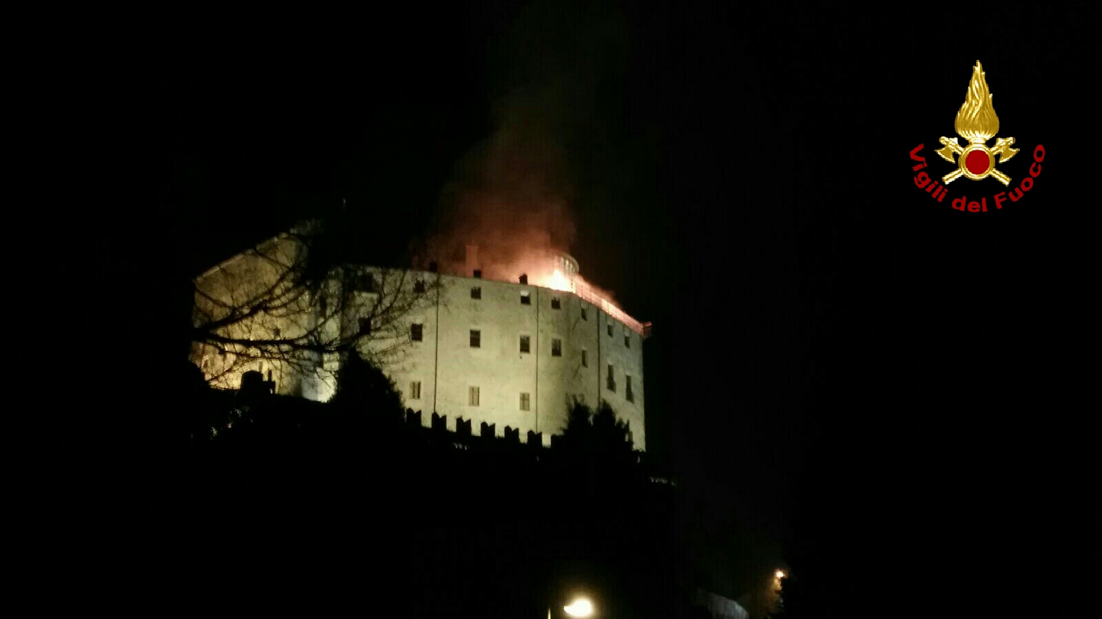 La Sacra di San Michele in fiamme, paura nella serata di ieri