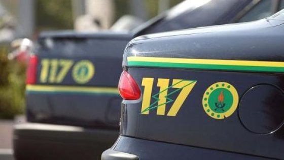 Prega in mezzo alla strada e aggredisce i finanzieri: arrestato