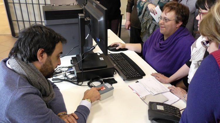 MONCALIERI – Il sindaco è il primo a chiedere la nuova carta d’identità elettronica