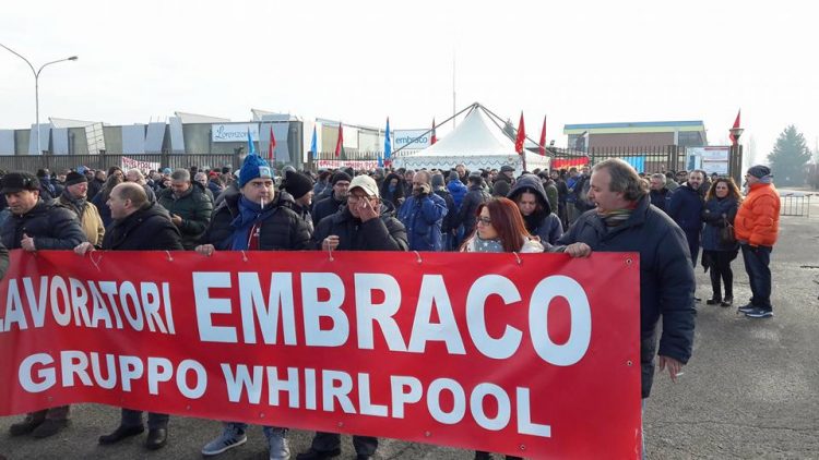 I lavoratori Embraco a Torino per manifestare contro la chiusura dello stabilimento