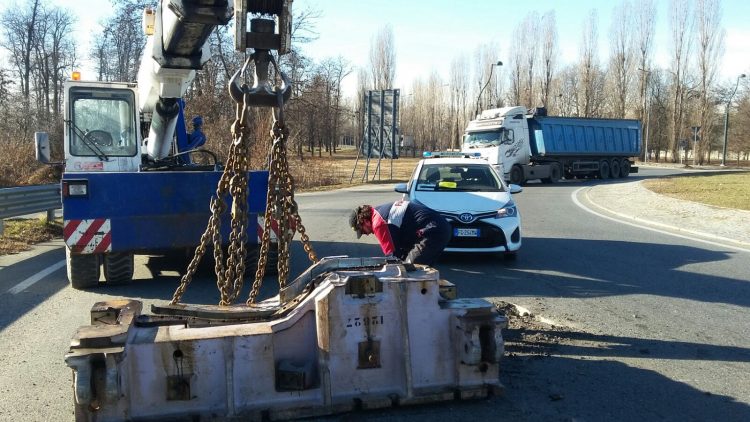 NICHELINO – Cade dal camion un blocco di acciaio: caos a Stupinigi