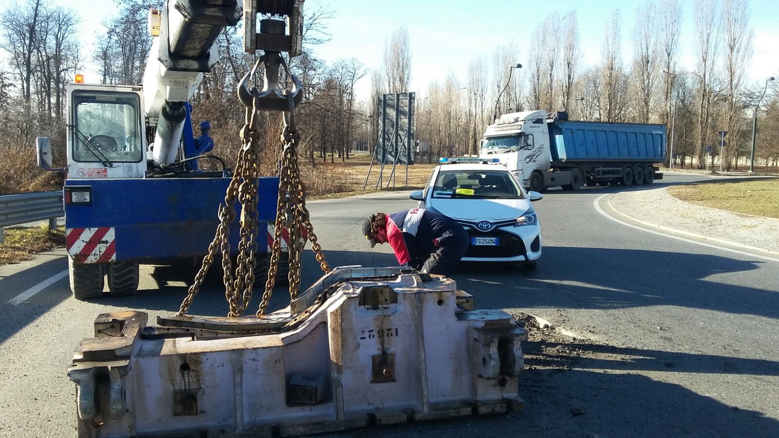 NICHELINO – Cade dal camion un blocco di acciaio: caos a Stupinigi