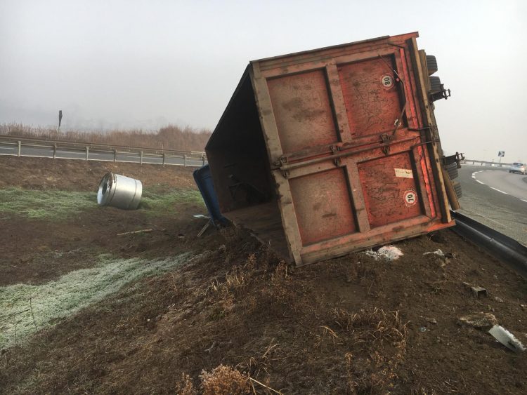 Tir carico di bobine si ribalta vicino lo svincolo di Bauducchi