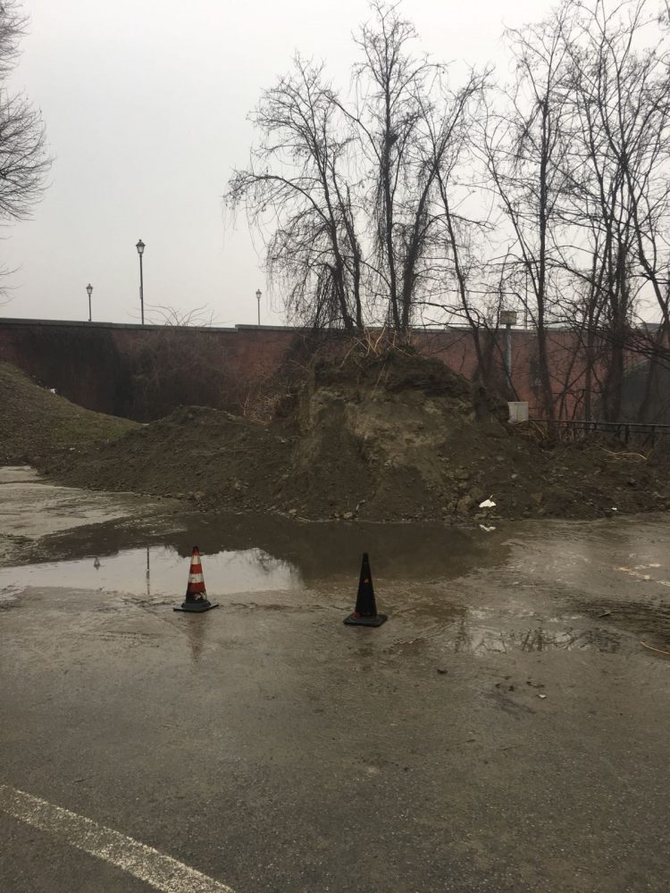 MONCALIERI – In lungo Po Abellonio si rimuovono i resti dell’alluvione