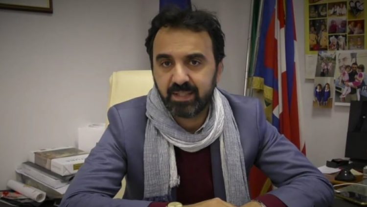 MONCALIERI – Il sindaco insultato sui social, invita gli “haters” in Comune