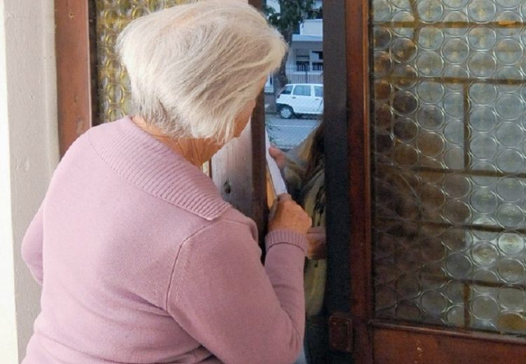 CARMAGNOLA – Tentano la truffa all’anziana in casa