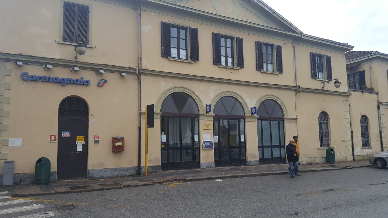 Controlli dei carabinieri alla stazione di Carmagnola