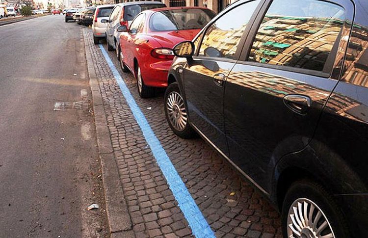 Strisce blu nella zona ospedali di Torino: scontro tra Comune e sindacati