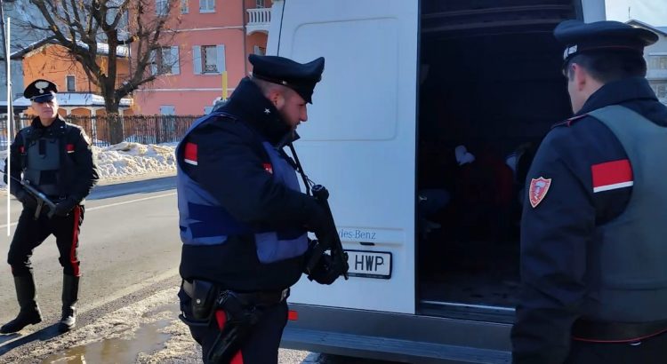 Trasportavano extracomunitari da Torino alla Francia in condizioni precarie: arrestati