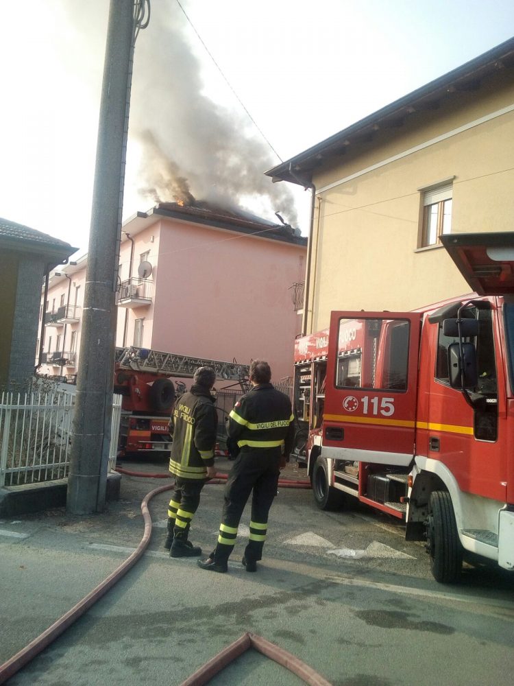 A fuoco il tetto di un condominio. Evacuato l’intero edificio