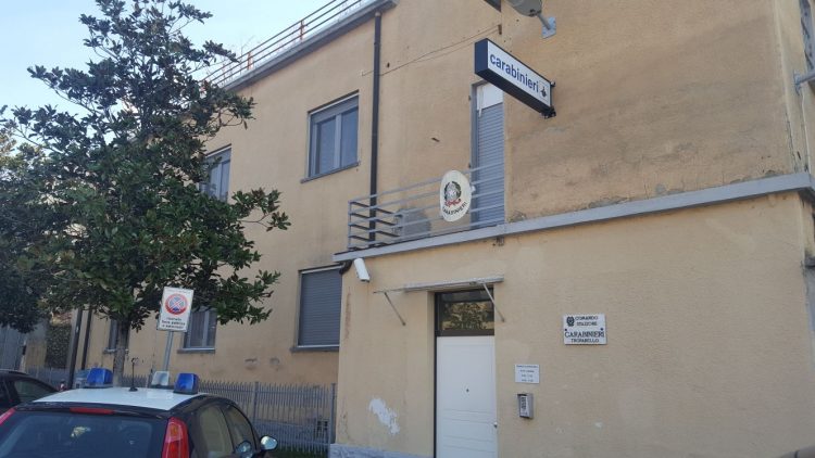 TROFARELLO – Entra in caserma e picchia un carabiniere: arrestato