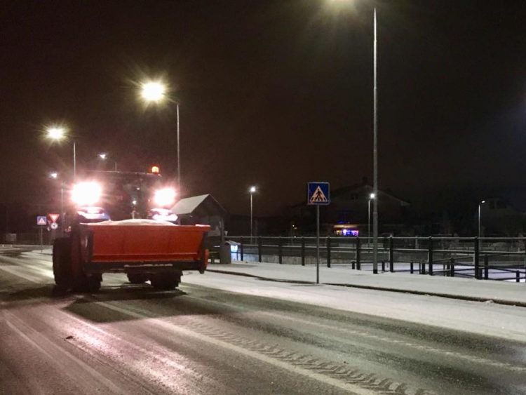 Neve e ghiaccio mandano in tilt circolazione e auto: raccomandata prudenza