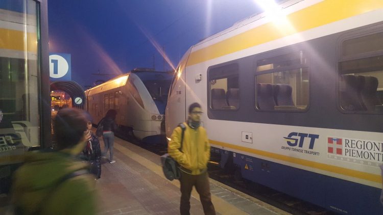 TROFARELLO – Camminano sui binari, disagi ai treni