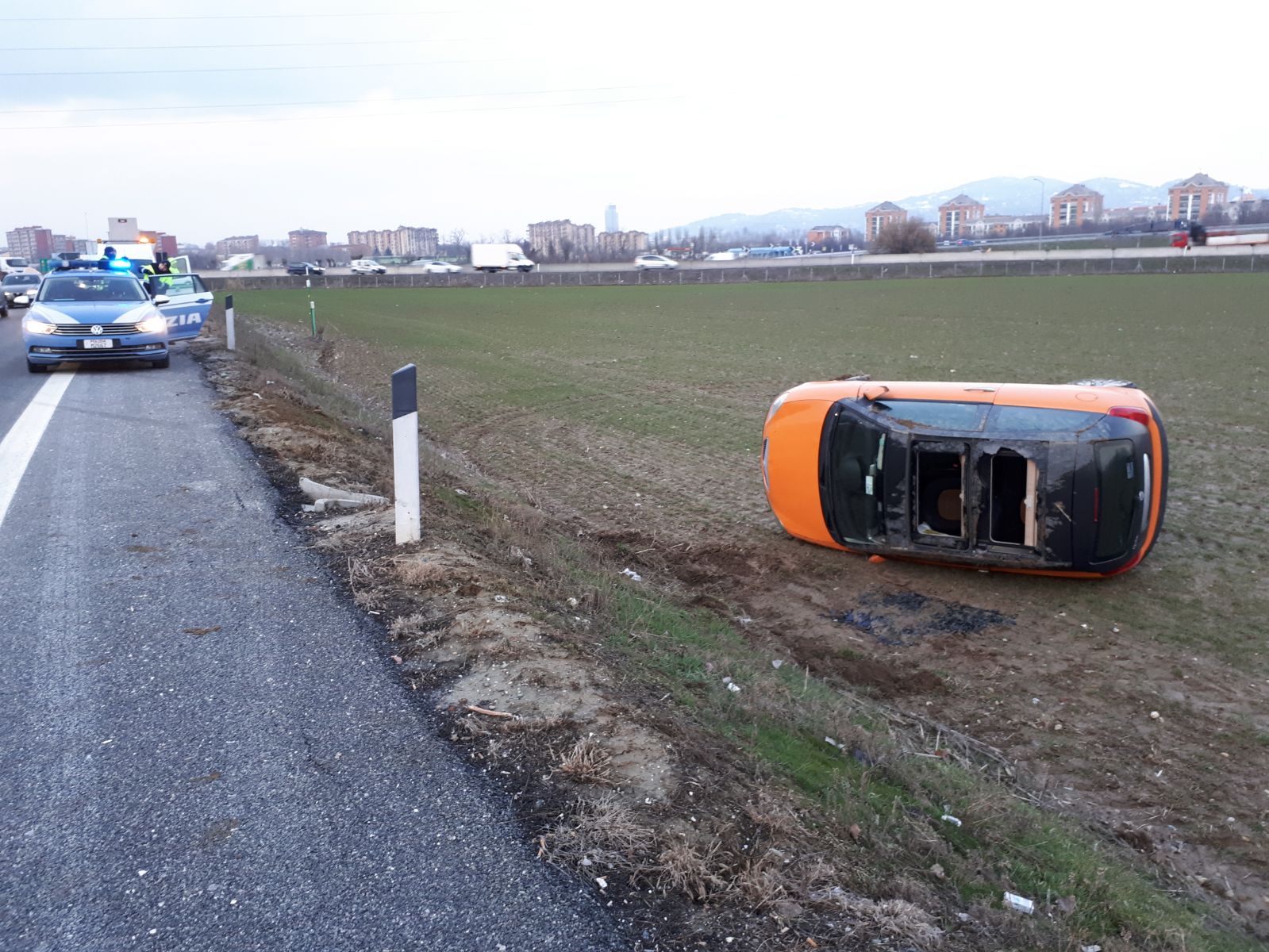 NICHELINO – Esce di strada e si ribalta in tangenziale: ferita una donna