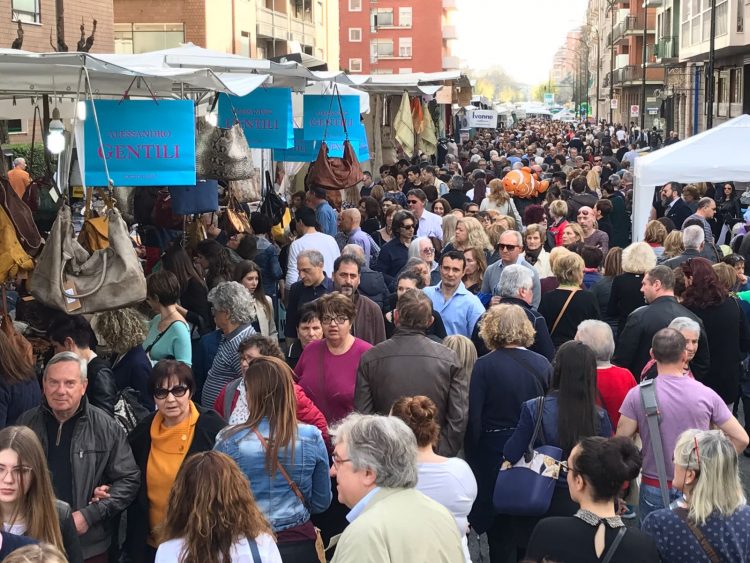 MONCALIERI – Domenica il mercato di Forte dei Marmi in corso Roma