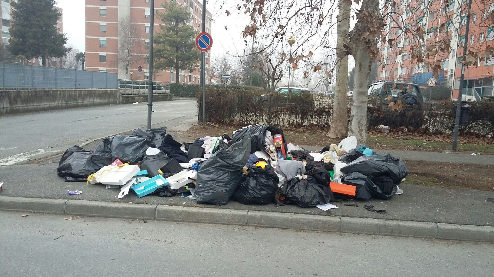 Nichelino: abbandona una montagna di rifiuti in strada, stanato dalle telecamere