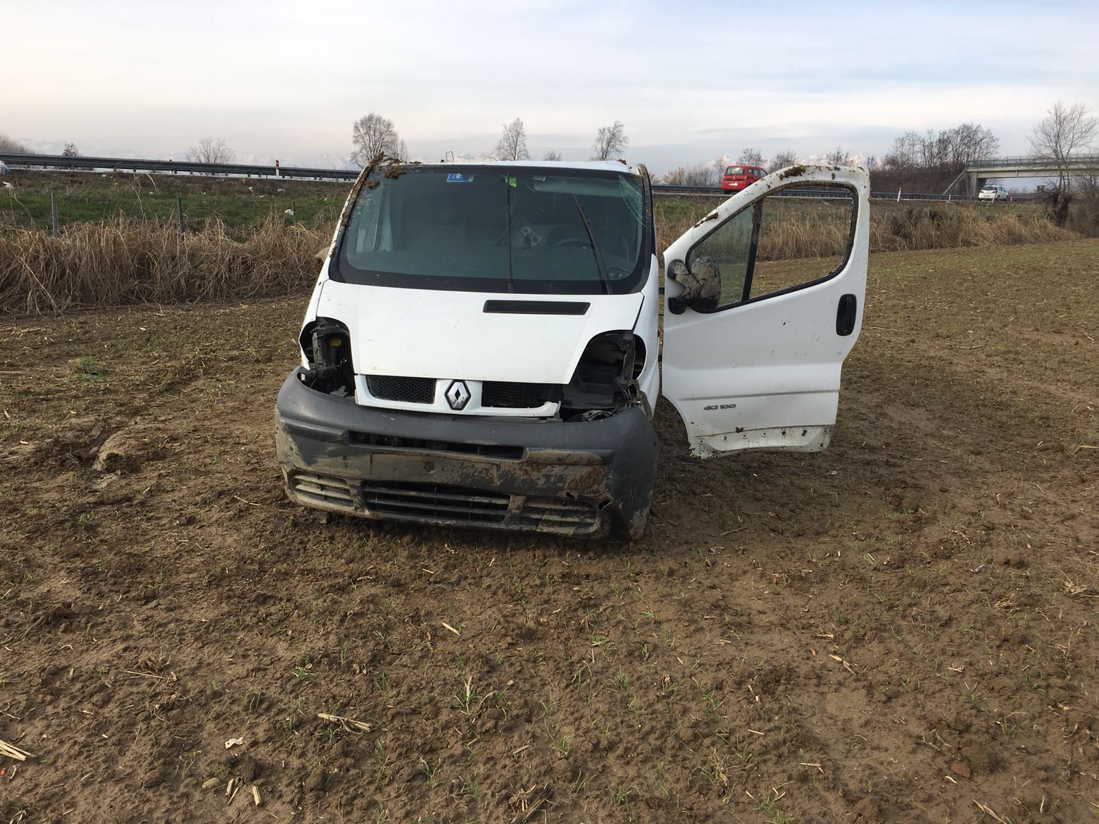 Uscito di strada col furgone – Guidava con la patente revocata