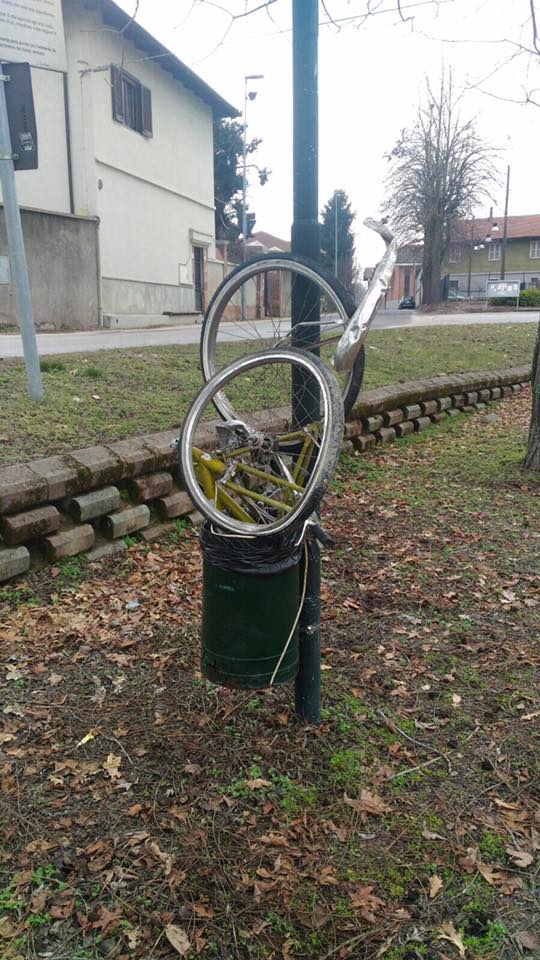 A Carmagnola persino le biciclette finiscono nei cestini