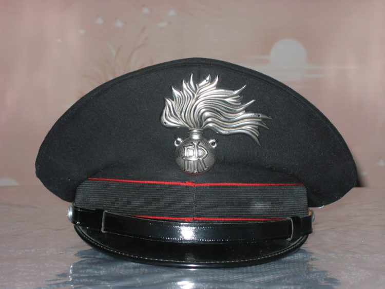 VIOLENZA SULLE DONNE – Anche i carabinieri del comando provinciale illuminano la caserma