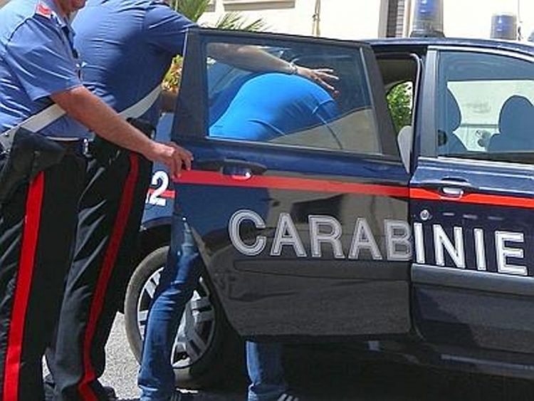 Santena, ruba un profumo e spintona il commesso: arrestato