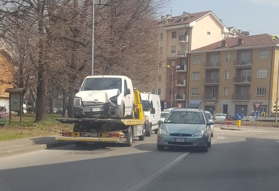 MONCALIERI – Sbanda col furgoncino e si schianta contro un palo della luce.