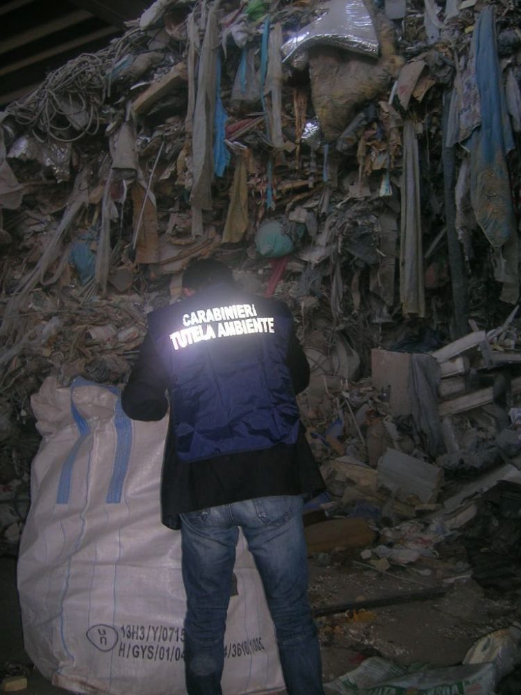 I carabinieri del Noe controllano i siti di raccolta rifiuti: uno a Nichelino