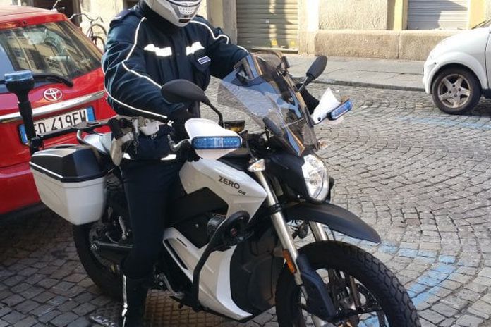 Torino: i vigili testano le moto ad emissioni zero