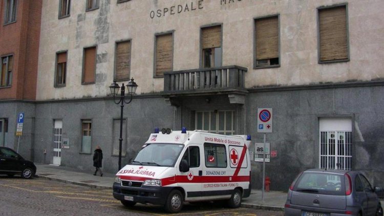 Deruba il personale dell’ospedale di Chieri: arrestata