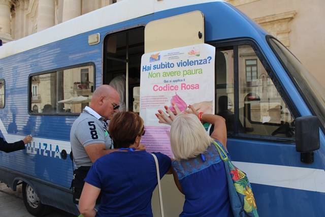 In tour per Torino e provincia il camper della polizia del progetto «Questo non è amore»