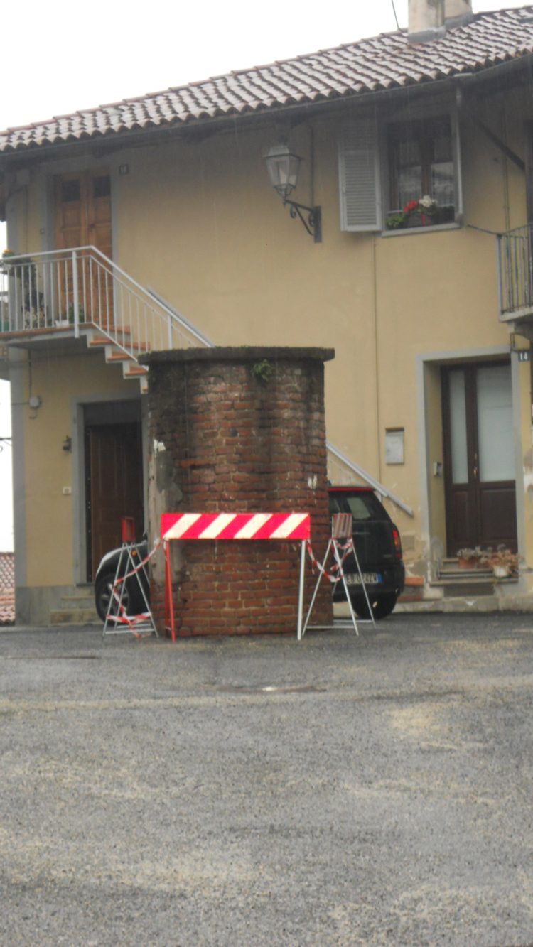 Cambiano: nessun vandalo, lo storico pozzo cede per l’incuria