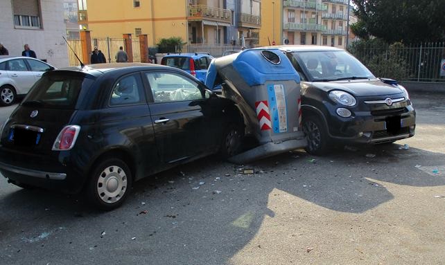 NICHELINO – Si schianta contro la campana di vetro e la demolisce