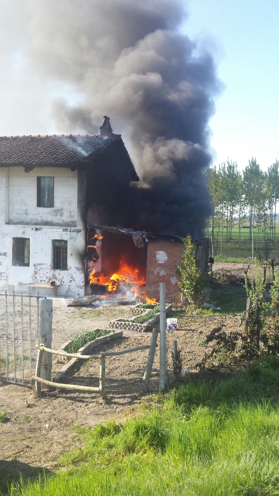 LA LOGGIA – Brucia un cascinale in via Po: densa nuvola di fumo