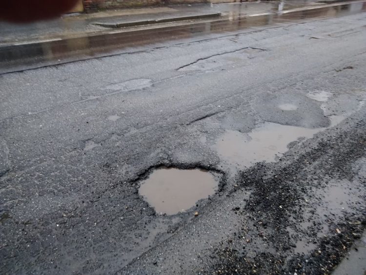 Il maltempo non cessa: le strade di nuovo una groviera