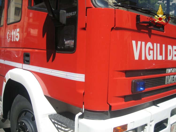 CARMAGNOLA – Auto in fiamme in un fosso a San Michele