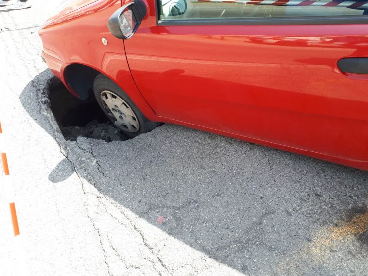 TROFARELLO – Buca sulla strada, auto sprofonda con la ruota sinistra