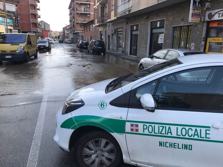 Grossa perdita d’acqua manda in crisi via Martini