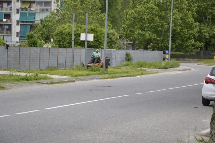 NICHELINO – Iniziato il taglio dell’erba dei giardini