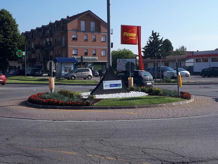 CARMAGNOLA – La rotatoria di via Torino adottata dalla banca