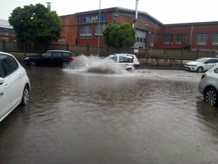 MONCALIERI – Tempesta d’acqua sulla città: disagi e traffico nel caos