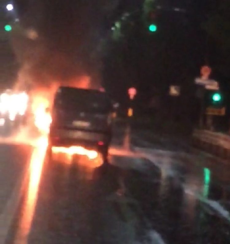 NICHELINO – A fuoco un veicolo lungo la strada per Stupinigi
