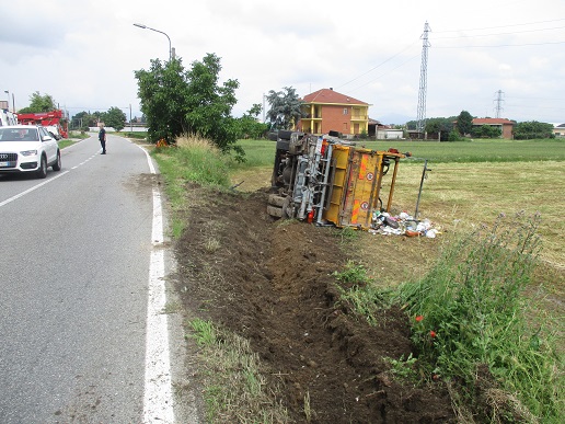 NICHELINO – Perde il controllo del camioncino raccolta rifiuti e si ribalta in via Buffa