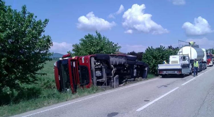 Chieri, autocisterna si ribalta