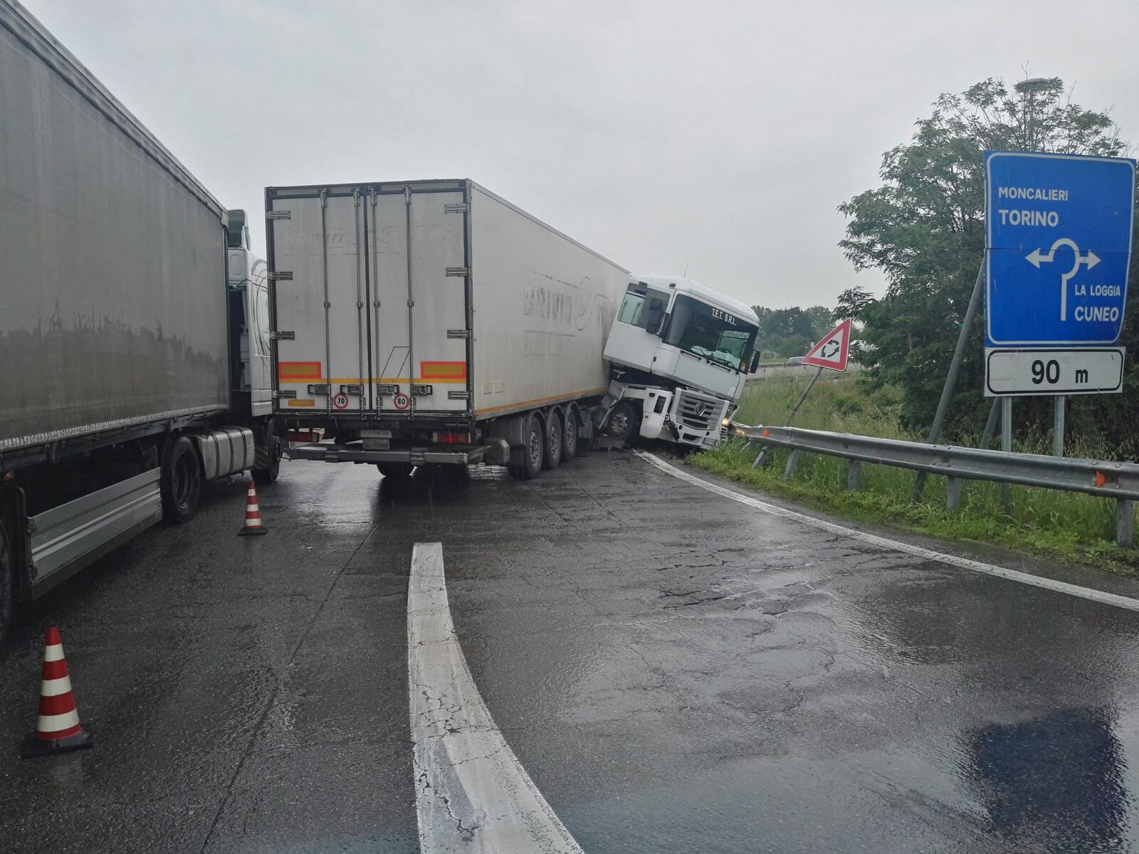MONCALIERI – Tir esce di strada in tangenziale: code e disagi