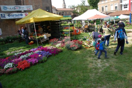 CARIGNANO – Con lo street food del 6 maggio parte ‘Fiori e Vini’