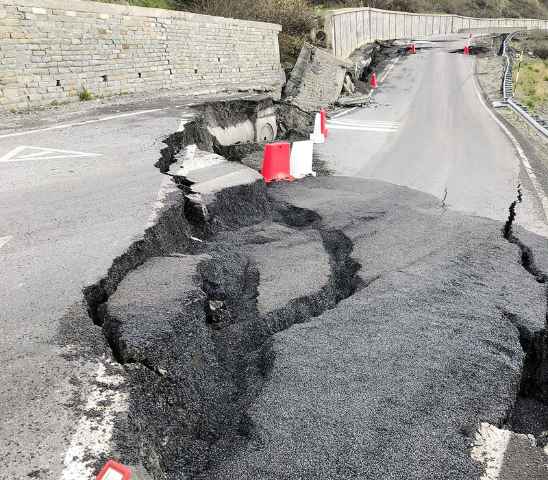 Tecnici al lavoro sulla strada del Sestriere