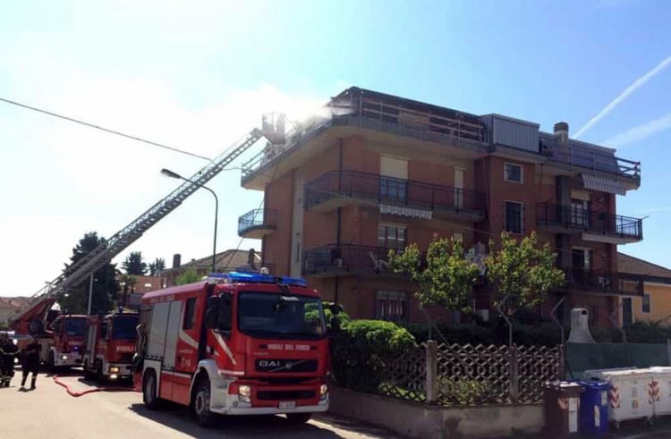 Chieri: brucia sottotetto, evacuata palazzina