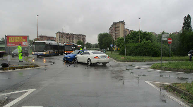 Nichelino, scontro in via Debouchè: tre feriti